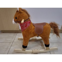 Un cheval à bascule pour enfant sur une structure en bois