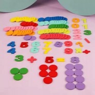Boîte à calcul mathématique avec Jetons, chiffres et des signes dans un coffret en bois